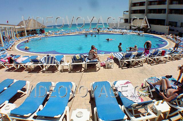 Mexique Cancun Crown paradise La piscina secundaria con un montón de tumbonas. A la izquierda, una azotea con tumbonas a la protección solar. A la izquierda en la parte inferior, el chiringuito bar / piscina.