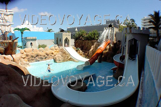 Mexique Cancun Crown paradise A large pool with many water slides. A paradise for children.