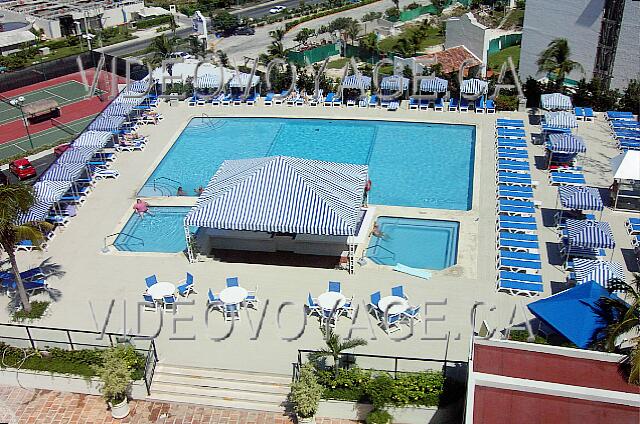 Mexique Cancun Crown paradise The pool at the Caribe club. For adults only. With jacuzzi, but with little of water outlets pressures.