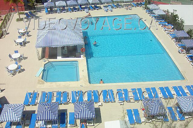 Mexique Cancun Crown paradise Una piscina tranquila, con sede en la piscina a la barra. Un montón de tumbonas y sombrillas.