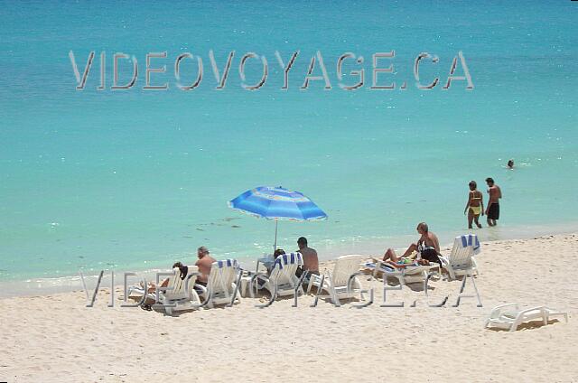 Mexique Cancun Crown paradise A veces tiene un poco de algas que flota en la entrada en el mar.