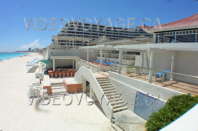 Mexique Cancun Crown paradise El acceso a la playa y el bar de la playa.