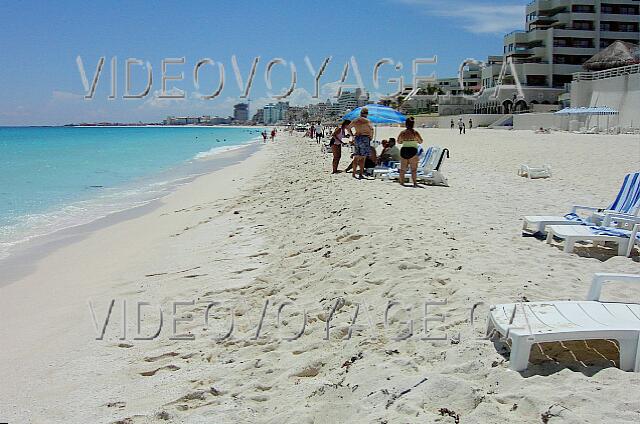 Mexique Cancun Crown paradise Vers le sud. Des clients ont transporté un des parasols sur le bord de la mer.