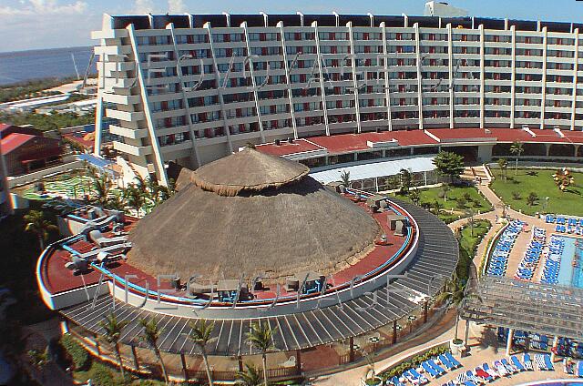 Mexique Cancun Crown paradise Un grand batiment au centre avec une terrasse extérieur autour du restaurant.