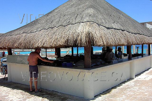 Mexique Cancun Crown paradise Un snack bar junto a la piscina. La concha