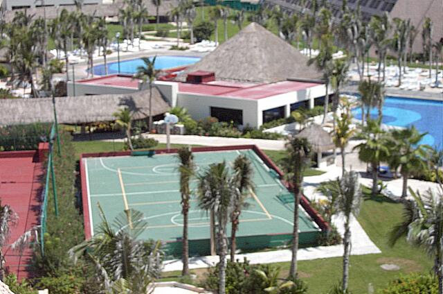 Mexique Cancun Grand Oasis Cancun Un terrain de basketball.