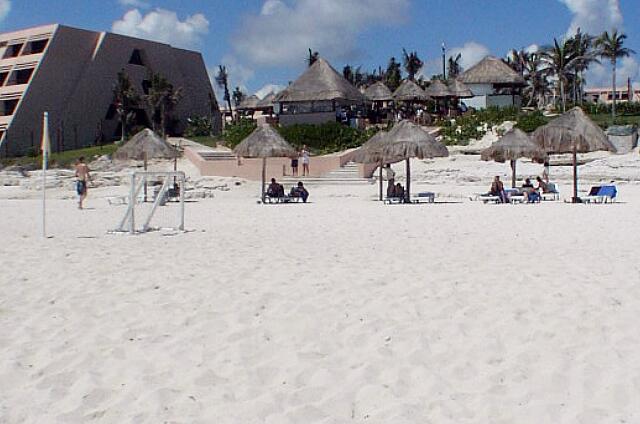 Mexique Cancun Grand Oasis Cancun Du mini-soccer sur la plage.