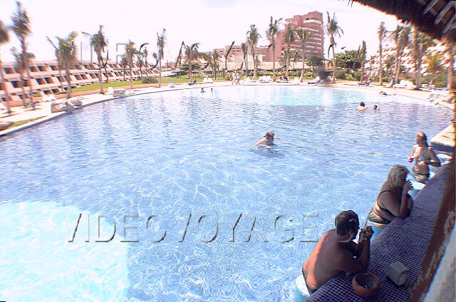 Mexique Cancun Grand Oasis Cancun Le début de la piscine près du bar Dos Lunas.