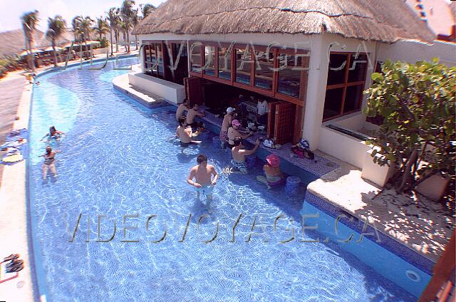 Mexique Cancun Grand Oasis Cancun Le bar Ibiza au centre de la longue piscine.