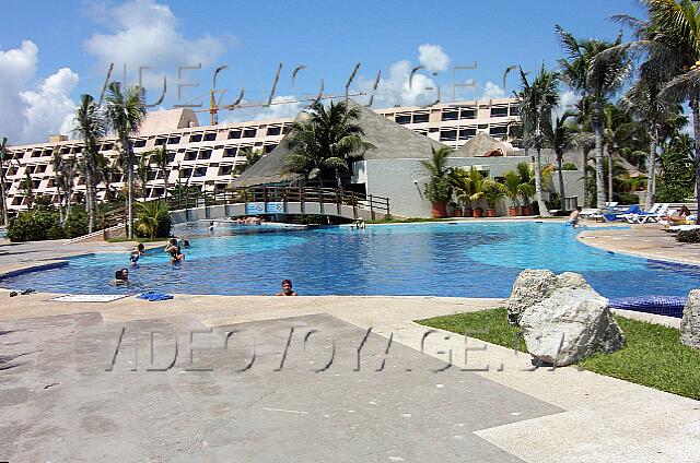 Mexique Cancun Grand Oasis Cancun One of the many bridges that cross the 400-meter long pool