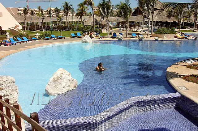 Mexique Cancun Grand Oasis Cancun Plenty of sun loungers but no umbrellas.