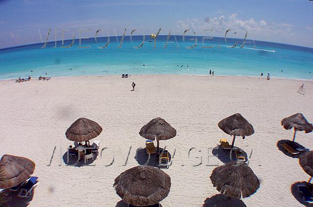 Mexique Cancun Grand Oasis Cancun Une plage sans palmier.