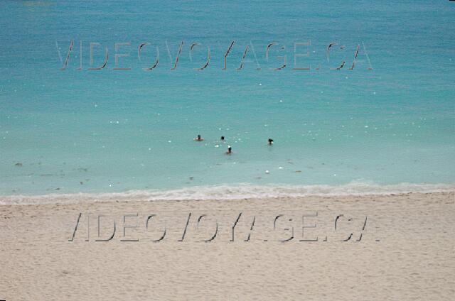 Mexique Cancun Grand Oasis Cancun Les clients ne s'éloignent jamais trop du bord de la rive.  La pente pour entre dans la mer est assez forte.