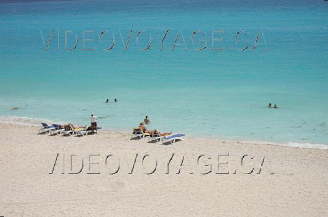 Mexique Cancun Grand Oasis Cancun Certains clients amènent des chaises longues sur le bord de la mer.  Il y a un peu d'algue en suspension dans l'eau parfois.