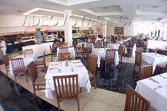 Mexique Cancun Grand Oasis Cancun El restaurante bufé Tunkul es similar al restaurante bufé Tatish. El restaurantes a la carta se encuentran en ambos extremos de la web: norte y sur.