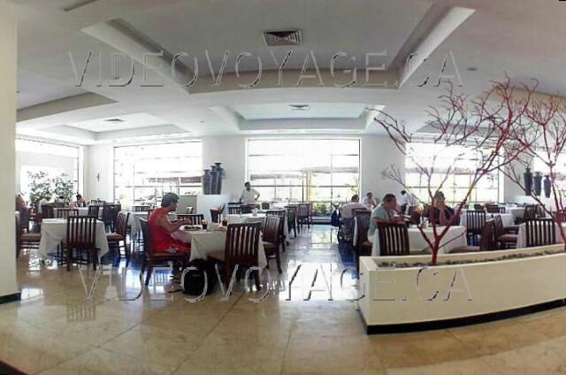 Mexique Cancun Grand Oasis Cancun Con un montón de ventanas.