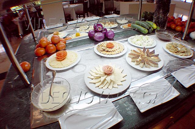 Mexique Cancun Grand Oasis Cancun Galletas y queso en una mesa refrigerada.