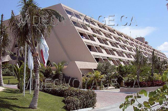 Mexique Cancun Grand Oasis Cancun The Grand Oasis hotel is located in the center of a hotel complex that includes two hotels: the Grand Oasis Cancun and Oasis. Here, one of the four buildings of the Oasis Cancun.