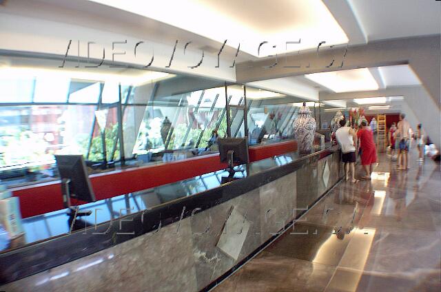 Mexique Cancun Grand Oasis Cancun The long reception desk with many employees