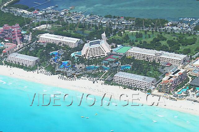 Mexique Cancun Grand Oasis Cancun An aerial view of the resort. In front of the site, a golf course by 3.