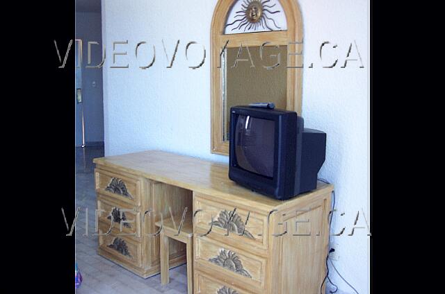 Mexique Cancun Imperial Las Perlas Una caja con un espejo y un televisor.