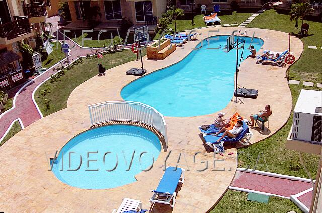 Mexique Cancun Imperial Las Perlas A l'extrémité de la piscine, une petite piscine pour enfant.