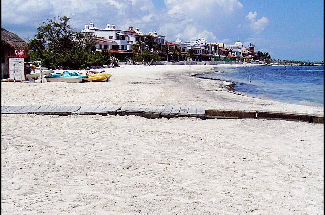 Mexique Cancun Imperial Las Perlas Towards the west, the beach ends at least a kilometer.