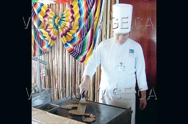 Mexique Cancun Imperial Las Perlas A cook at the grill.