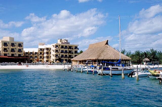 Mexique Cancun Imperial Las Perlas The hotel seen from the sea.