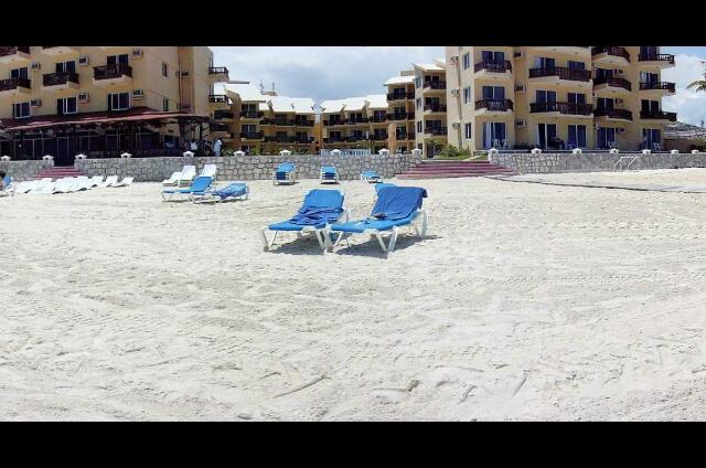 Mexique Cancun Imperial Las Perlas The hotel seen from the beach.