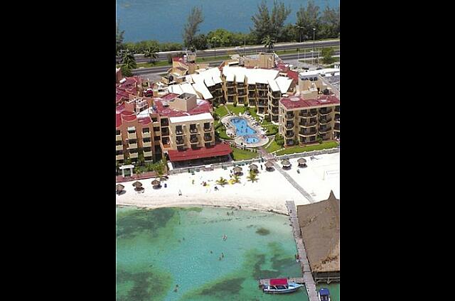 Mexique Cancun Imperial Las Perlas An aerial view of the hotel. There were three similar buildings before. Now it remains only 2. The neighbor Barcelo Las Perlas was now a Holiday inn.