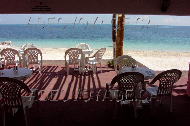 Mexique Cancun Maya Caribe With a wonderful terrace on the beach.