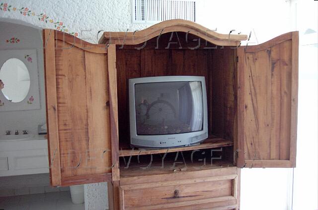 Mexique Cancun Maya Caribe The TV in a beautiful wooden cabinet.