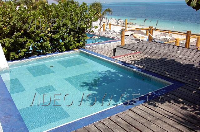 Mexique Cancun Maya Caribe Left the highest pool wall at the center of the pool at the bottom central level and the pool at the lowest level.