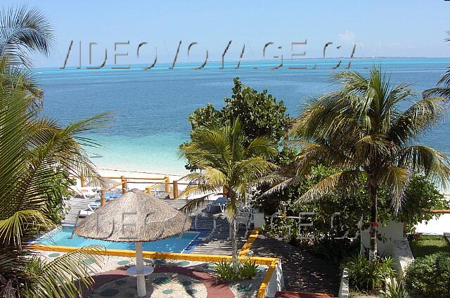 Mexique Cancun Maya Caribe The view of the edge of the top level pool.