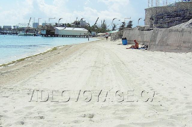 Mexique Cancun Maya Caribe A shallow beach. There are parasols and sun loungers near the restaurant on the beach.