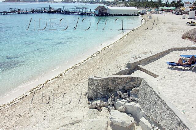 Mexique Cancun Maya Caribe To the east, the beach is wider, it is the beach of the hotel Dos Playas, which is the same family as the Maya Caribe, so you have access to this beach.