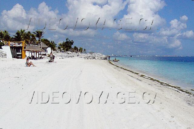 Mexique Cancun Maya Caribe The beach ends at the end of the Maya Caribe site. You can walk the narrow strip of sand west.