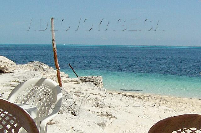 Mexique Cancun Maya Caribe In front of the buffet restaurant, the beach ends with rocks.