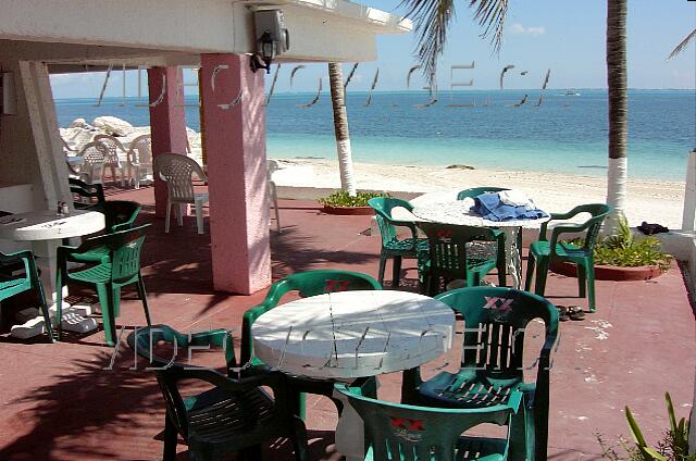 Mexique Cancun Maya Caribe With a terrace on the edge of the sea. In low season, the restaurant can be closed, the buffet restaurant of the hotel Dos Playas receives guests of the Maya Caribe hotel.