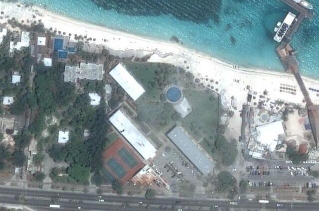 Mexique Cancun Maya Caribe An aerial view of the site. The neighboring hotel, Dos Playaas, sharing services.