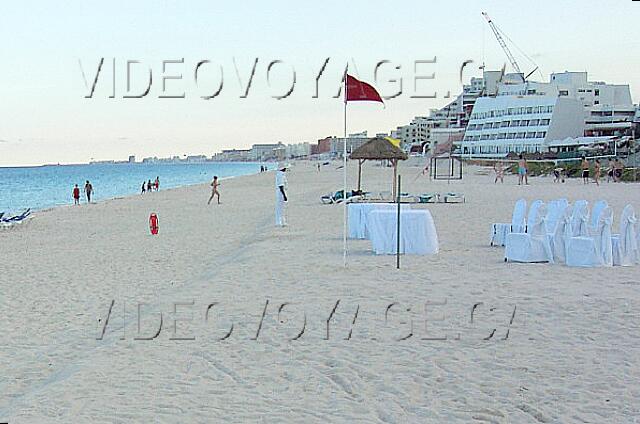 Mexique Cancun New Gran Caribe Real Wedding Celebration on the beach. In the background of volleyball on the beach.