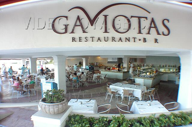 Mexique Cancun New Gran Caribe Real The Gaviotas restaurant bar near the pool and beach.