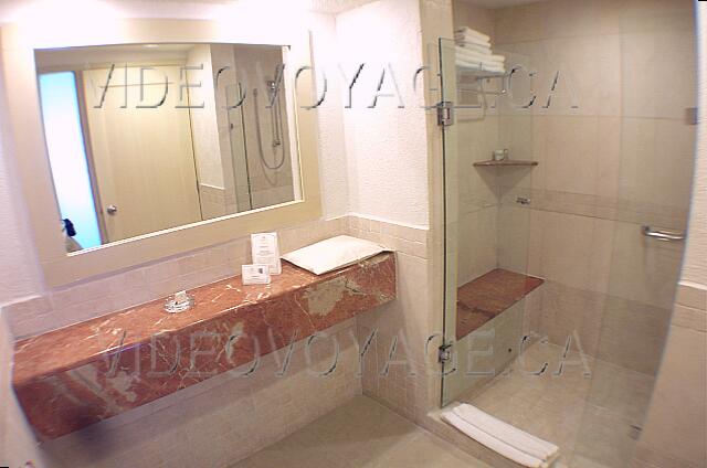 Mexique Cancun New Gran Caribe Real A large shower.