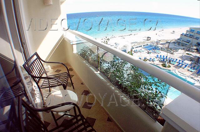 Mexique Cancun New Gran Caribe Real A shallow but with a balcony overlooking the sea.