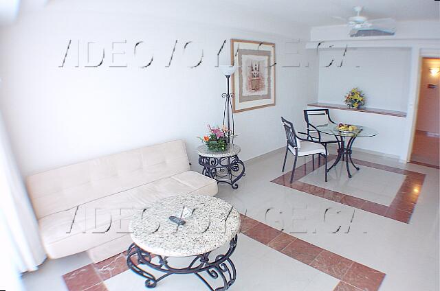 Mexique Cancun New Gran Caribe Real the living room with a sofa and a small table.