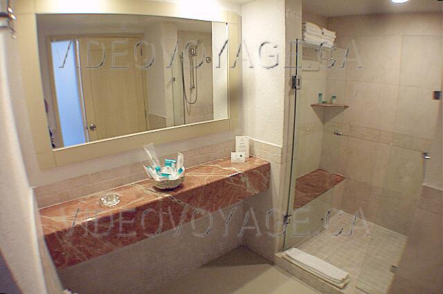 Mexique Cancun New Gran Caribe Real With a large shower.