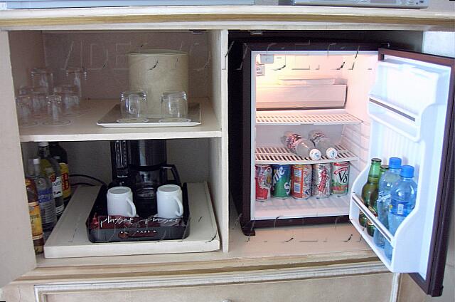 Mexique Cancun New Gran Caribe Real With a minibar.