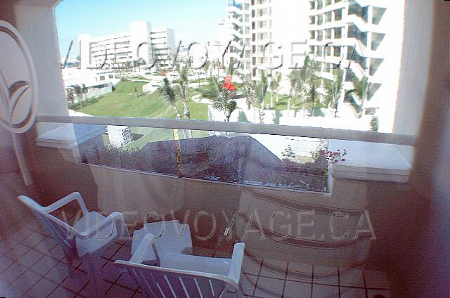 Mexique Cancun New Gran Caribe Real El balcón con una mesa aquí con vistas al jardín.