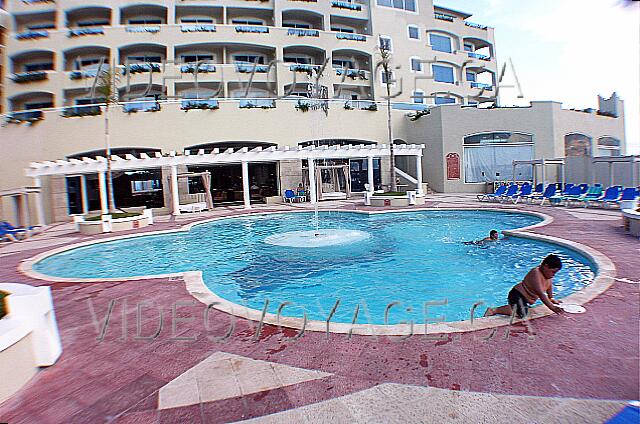 Mexique Cancun New Gran Caribe Real The secondary pool on the terrace of the lobby bar.